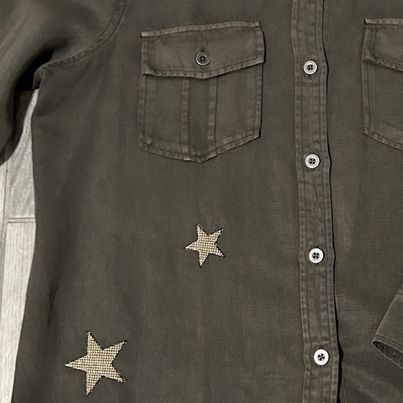 LIKE NEW! Women's Rails Loren - Gray Button down w/Stars - MEDIUM - Picture 2 of 10